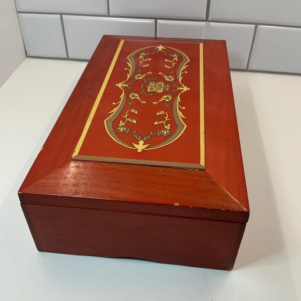 Vintage Princess Marcella Borghese Red Wooden Musical‎ Jewelry Box Green Velvet